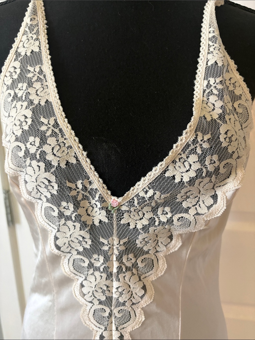 Vintage JCPenney FANTASIA SILKY 34 Bone Cream Chantilly Lace Slip Gown VNeck